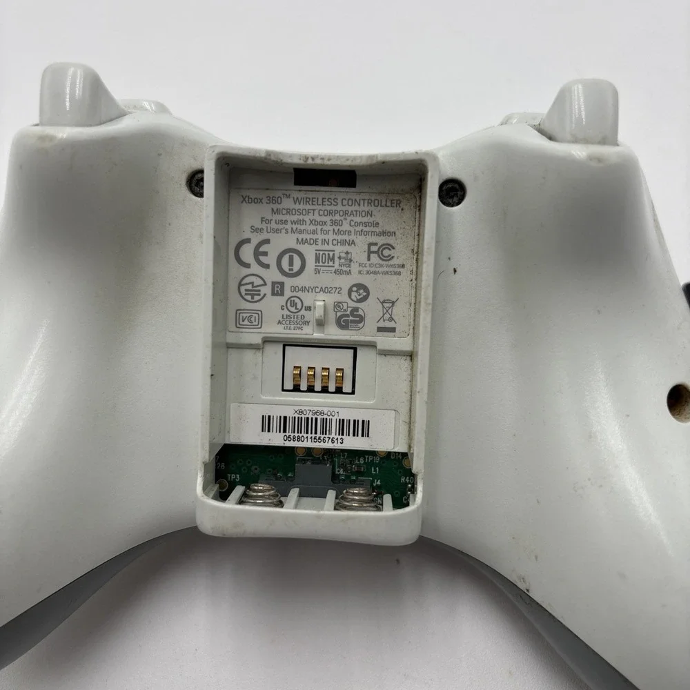 Xbox‎ Wireless Controller White 2 AA Batteries For Parts Not Tested